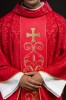 Czerwony ornat liturgiczny ozdobiony haftowanym pasem – zbliżenie haftu