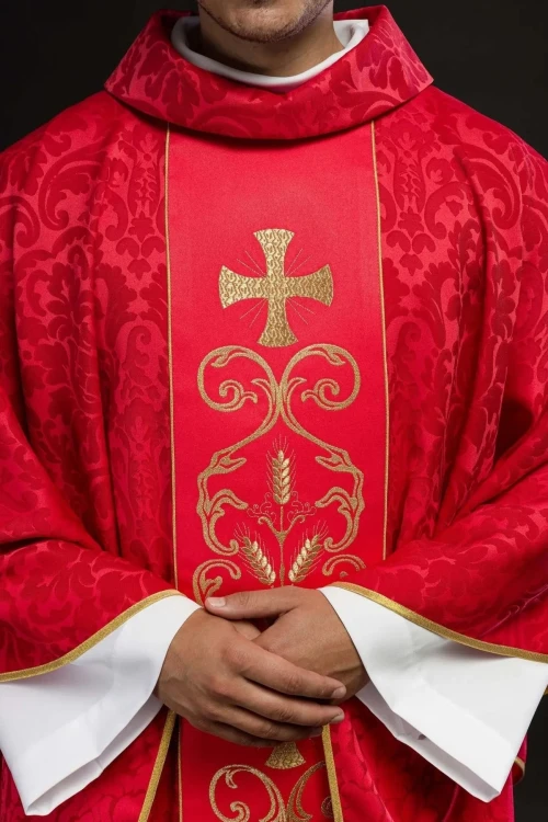 Czerwony ornat liturgiczny ozdobiony haftowanym pasem – zbliżenie haftu