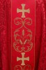 Czerwony ornat liturgiczny ozdobiony haftowanym pasem – detal symbolu