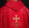 Czerwony ornat liturgiczny ozdobiony haftowanym pasem – widok przodu