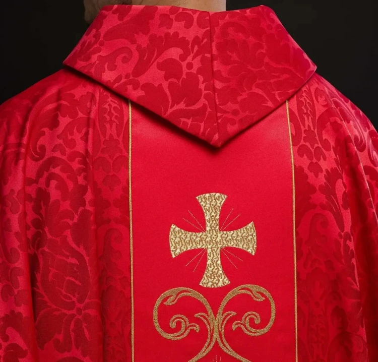 Czerwony ornat liturgiczny ozdobiony haftowanym pasem – widok przodu