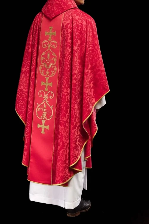 Czerwony ornat liturgiczny ozdobiony haftowanym pasem – widok tyłu