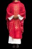 Czerwony ornat liturgiczny ozdobiony haftowanym pasem – detal tkaniny