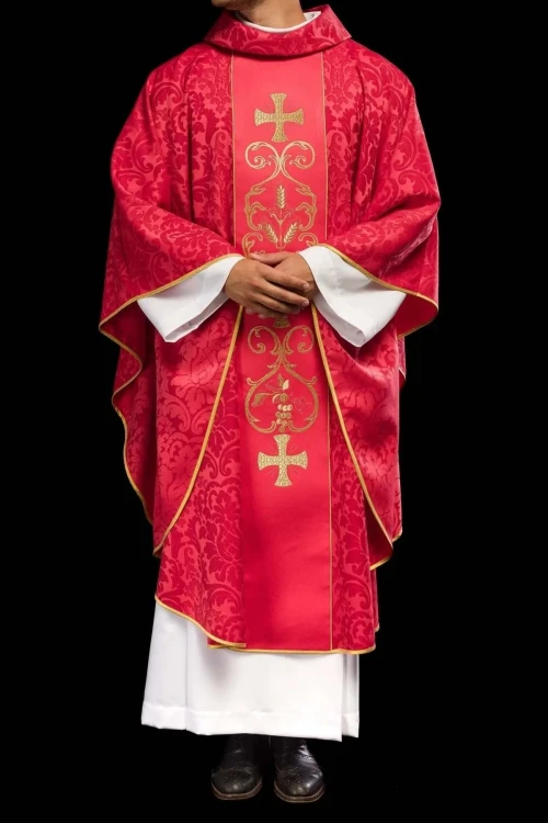 Czerwony ornat liturgiczny ozdobiony haftowanym pasem – detal tkaniny