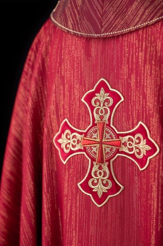 Czerwony ornat liturgiczny z bogato haftowanym krzyżem i zdobionym kołnierzem