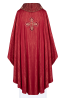 Czerwony ornat liturgiczny z bogato haftowanym krzyżem i zdobionym kołnierzem – zbliżenie haftu