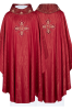 Czerwony ornat liturgiczny z bogato haftowanym krzyżem i zdobionym kołnierzem – detal symbolu