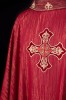 Czerwony ornat liturgiczny z bogato haftowanym krzyżem i zdobionym kołnierzem – wykończenie kołnierza