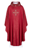 Czerwony ornat liturgiczny z bogato haftowanym krzyżem i zdobionym kołnierzem – widok przodu
