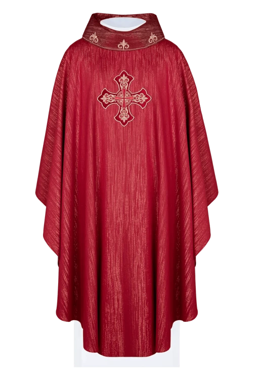 Czerwony ornat liturgiczny z bogato haftowanym krzyżem i zdobionym kołnierzem – widok przodu