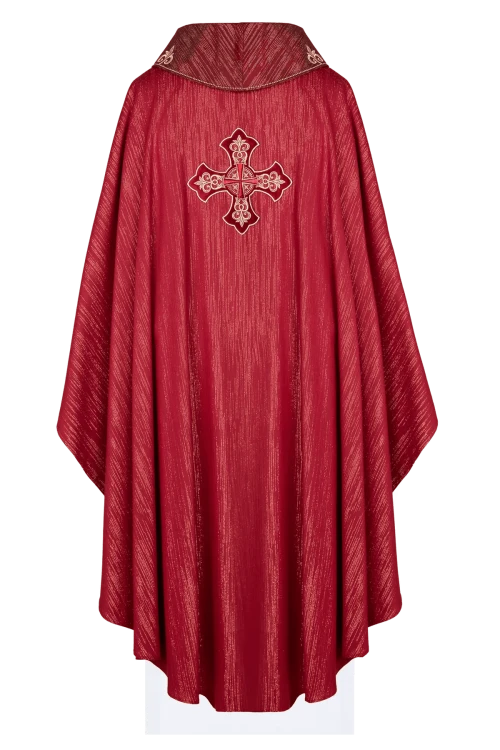 Czerwony ornat liturgiczny z bogato haftowanym krzyżem i zdobionym kołnierzem – widok tyłu