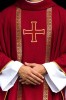 Czerwony ornat liturgiczny z haftowanym krzyżem i żakardowymi pasami