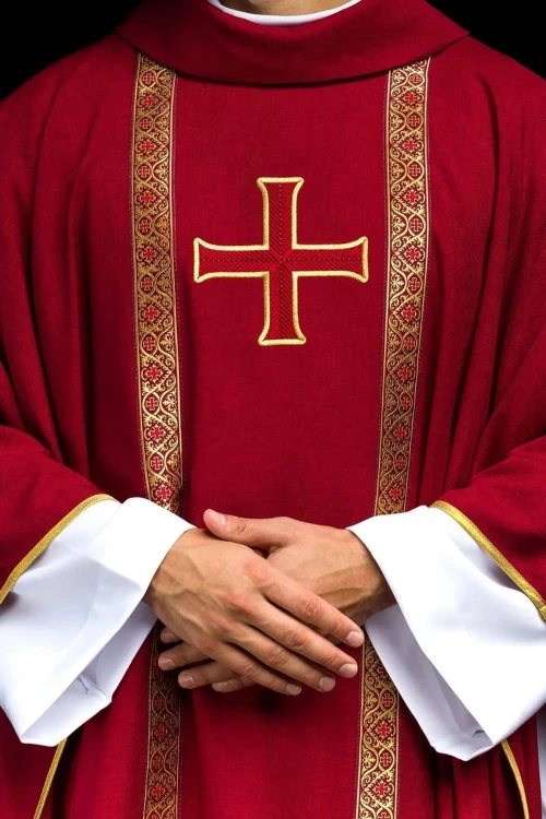 Czerwony ornat liturgiczny z haftowanym krzyżem i żakardowymi pasami
