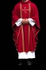 Czerwony ornat liturgiczny z haftowanym krzyżem i żakardowymi pasami – pełny widok