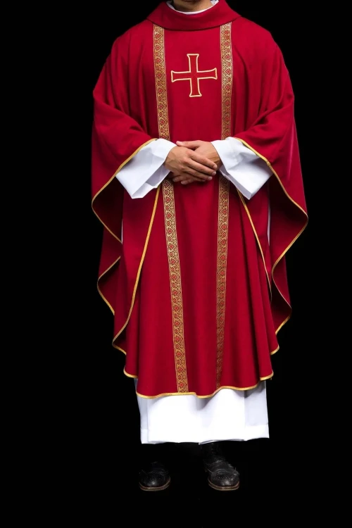 Czerwony ornat liturgiczny z haftowanym krzyżem i żakardowymi pasami – pełny widok