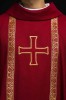 Czerwony ornat liturgiczny z haftowanym krzyżem i żakardowymi pasami – zbliżenie haftu