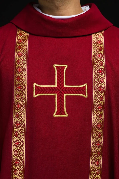 Czerwony ornat liturgiczny z haftowanym krzyżem i żakardowymi pasami – zbliżenie haftu