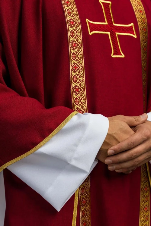 Czerwony ornat liturgiczny z haftowanym krzyżem i żakardowymi pasami – detal symbolu