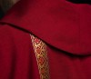 Czerwony ornat liturgiczny z haftowanym krzyżem i żakardowymi pasami – wykończenie kołnierza