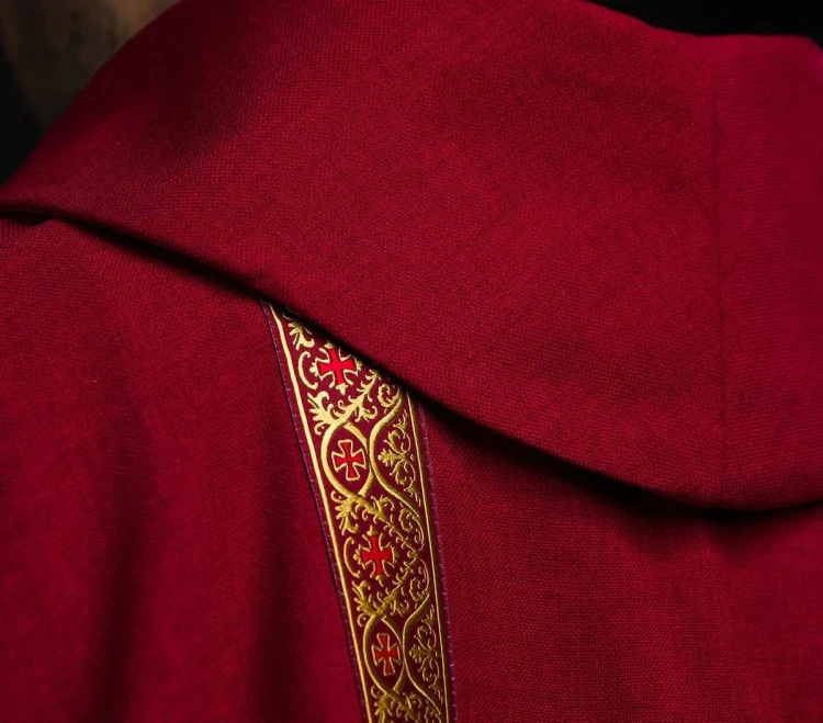 Czerwony ornat liturgiczny z haftowanym krzyżem i żakardowymi pasami – wykończenie kołnierza