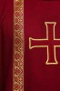 Czerwony ornat liturgiczny z haftowanym krzyżem i żakardowymi pasami – widok przodu