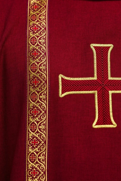 Czerwony ornat liturgiczny z haftowanym krzyżem i żakardowymi pasami – widok przodu