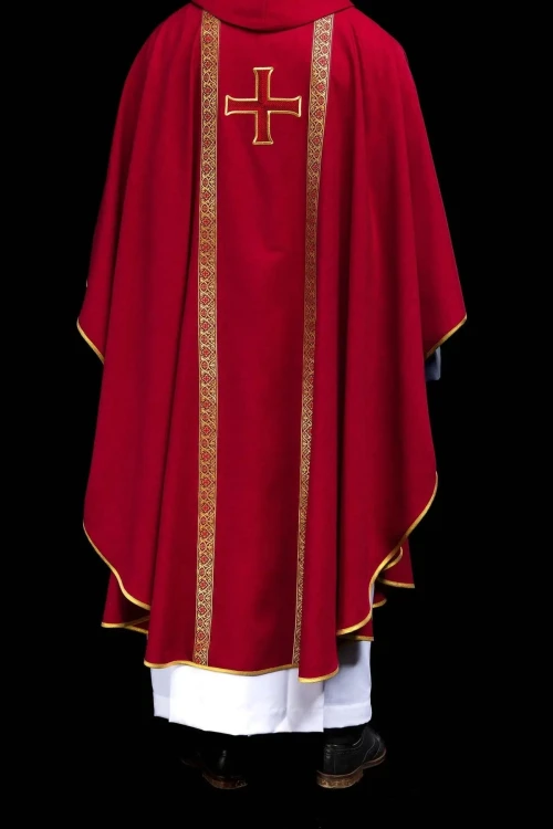 Czerwony ornat liturgiczny z haftowanym krzyżem i żakardowymi pasami – widok tyłu
