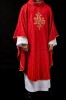 Czerwony ornat liturgiczny z haftowanym motywem IHS na ozdobnej tkaninie – pełny widok