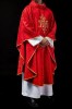 Czerwony ornat liturgiczny z haftowanym motywem IHS na ozdobnej tkaninie – widok tyłu