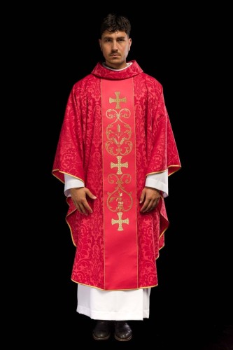 Czerwony ornat liturgiczny z haftowanym pasem