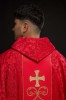 Czerwony ornat liturgiczny z haftowanym pasem – pełny widok