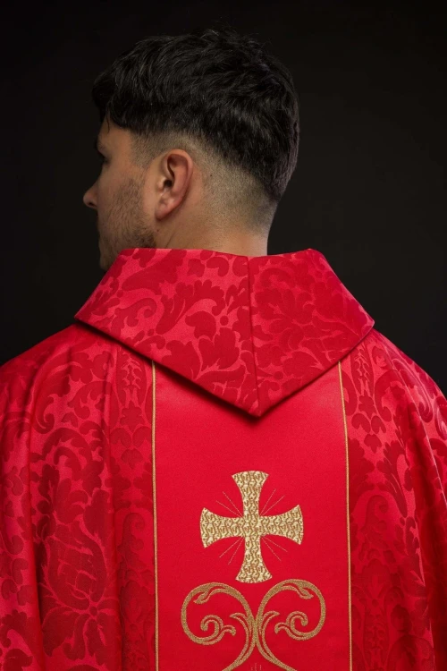 Czerwony ornat liturgiczny z haftowanym pasem – pełny widok