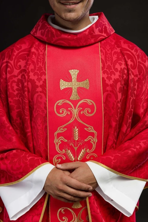Czerwony ornat liturgiczny z haftowanym pasem – zbliżenie haftu