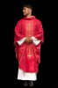 Czerwony ornat liturgiczny z haftowanym pasem – detal symbolu