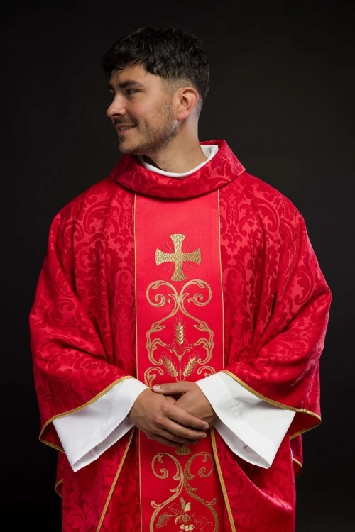 Czerwony ornat liturgiczny z haftowanym pasem – widok przodu