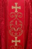 Czerwony ornat liturgiczny z haftowanym pasem – widok tyłu