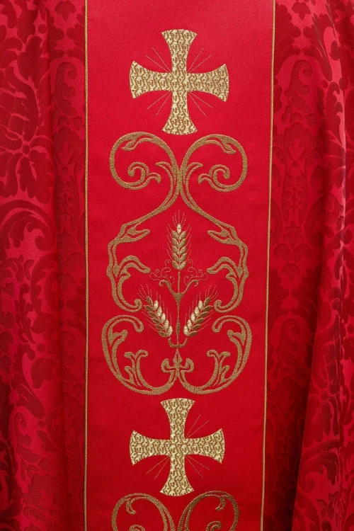 Czerwony ornat liturgiczny z haftowanym pasem – widok tyłu