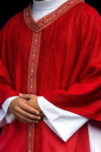 Czerwony ornat liturgiczny z haftowanym pasem i kołnierzem