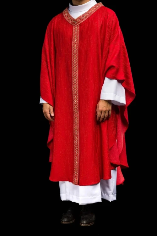 Czerwony ornat liturgiczny z haftowanym pasem i kołnierzem – pełny widok