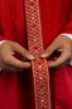Czerwony ornat liturgiczny z haftowanym pasem i kołnierzem – detal symbolu