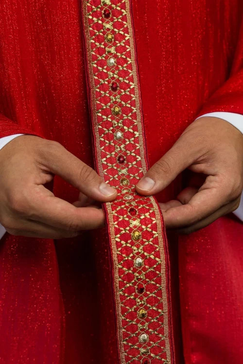 Czerwony ornat liturgiczny z haftowanym pasem i kołnierzem – detal symbolu