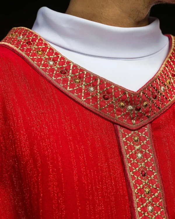 Czerwony ornat liturgiczny z haftowanym pasem i kołnierzem – wykończenie kołnierza