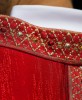 Czerwony ornat liturgiczny z haftowanym pasem i kołnierzem – widok przodu