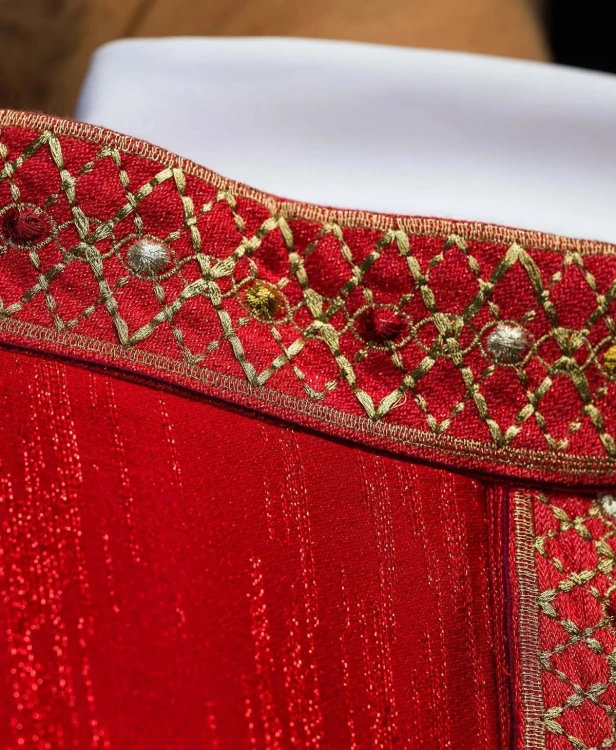Czerwony ornat liturgiczny z haftowanym pasem i kołnierzem – widok przodu