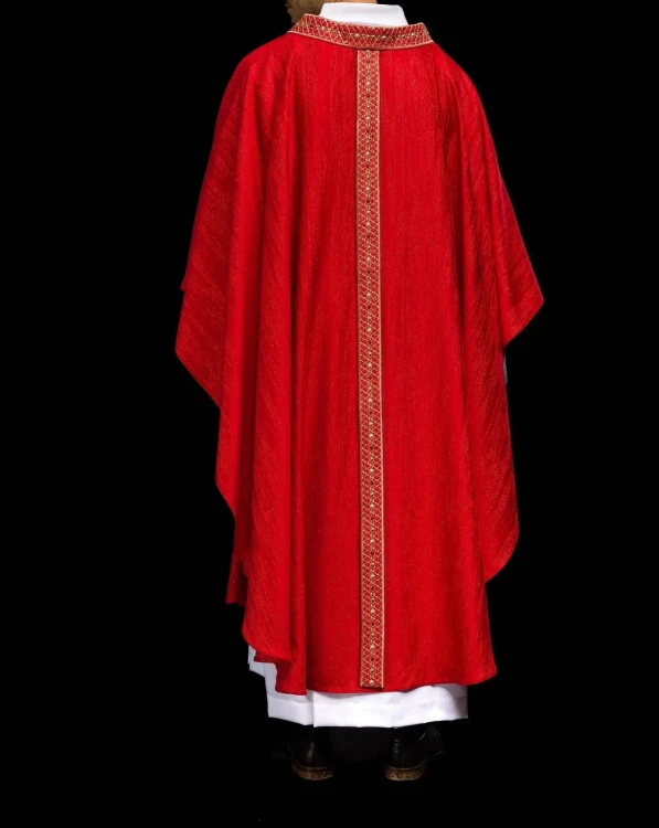 Czerwony ornat liturgiczny z haftowanym pasem i kołnierzem – detal tkaniny