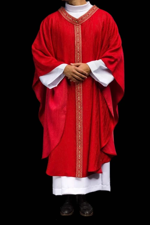 Czerwony ornat liturgiczny z haftowanym pasem i kołnierzem – układ na sylwetce