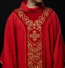 Czerwony ornat liturgiczny zdobiony haftem na aksamicie