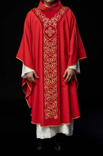 Czerwony ornat liturgiczny zdobiony haftem na aksamicie – pełny widok