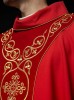 Czerwony ornat liturgiczny zdobiony haftem na aksamicie – zbliżenie haftu