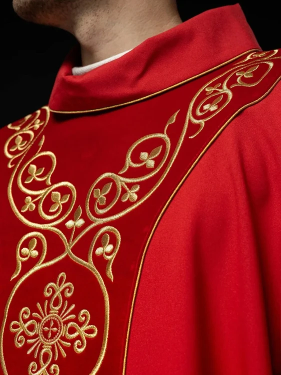 Czerwony ornat liturgiczny zdobiony haftem na aksamicie – zbliżenie haftu